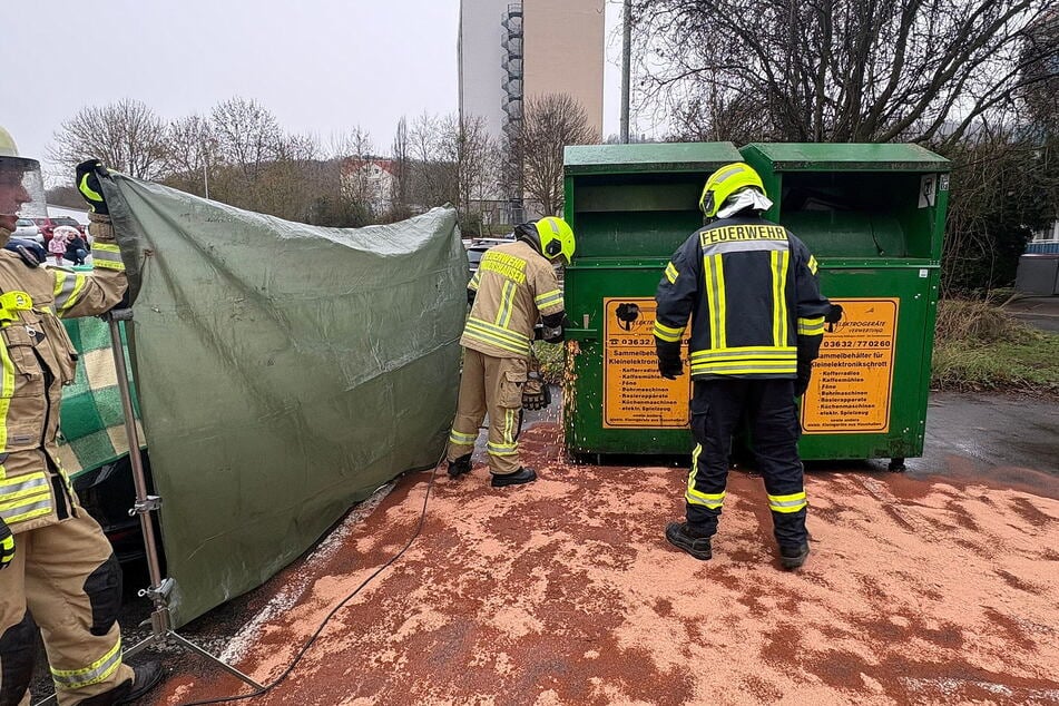 Die Feuerwehr öffnete den Container mit einer Flex.