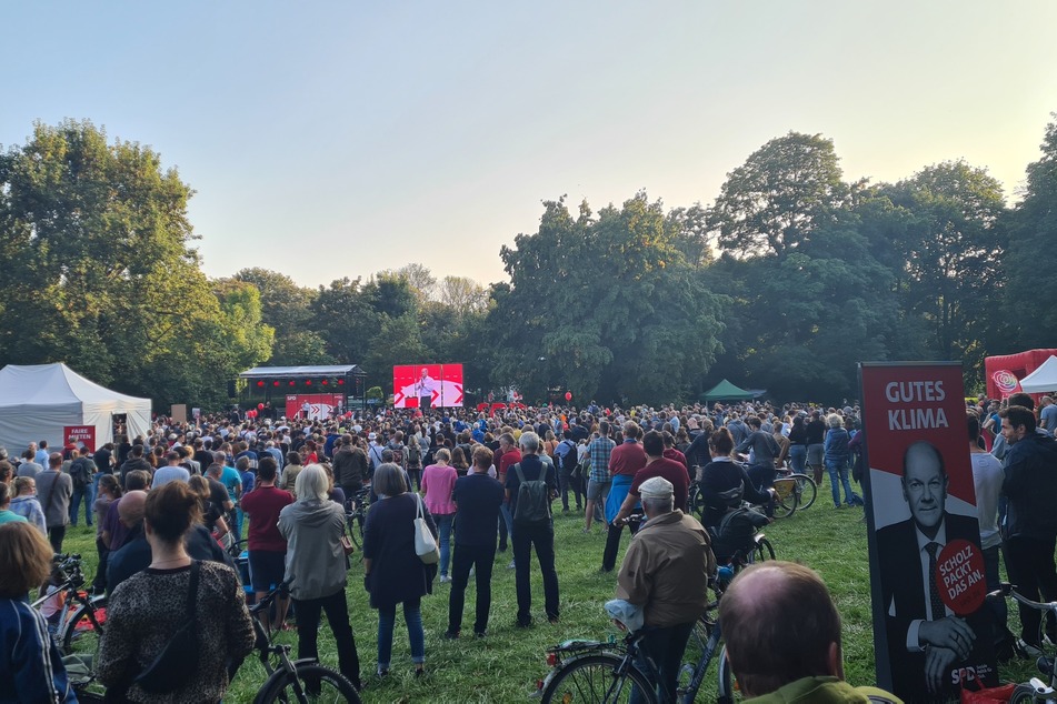 Mehrere Hundert Leipziger kamen am Sonntag im Clara-Zetkin-Park zur Wahlkampfveranstaltung von Olaf Scholz (63) zusammen.