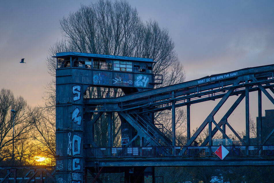 Großeinsatz an der Hubbrücke: Polizei sucht nach in Elbe treibender Person