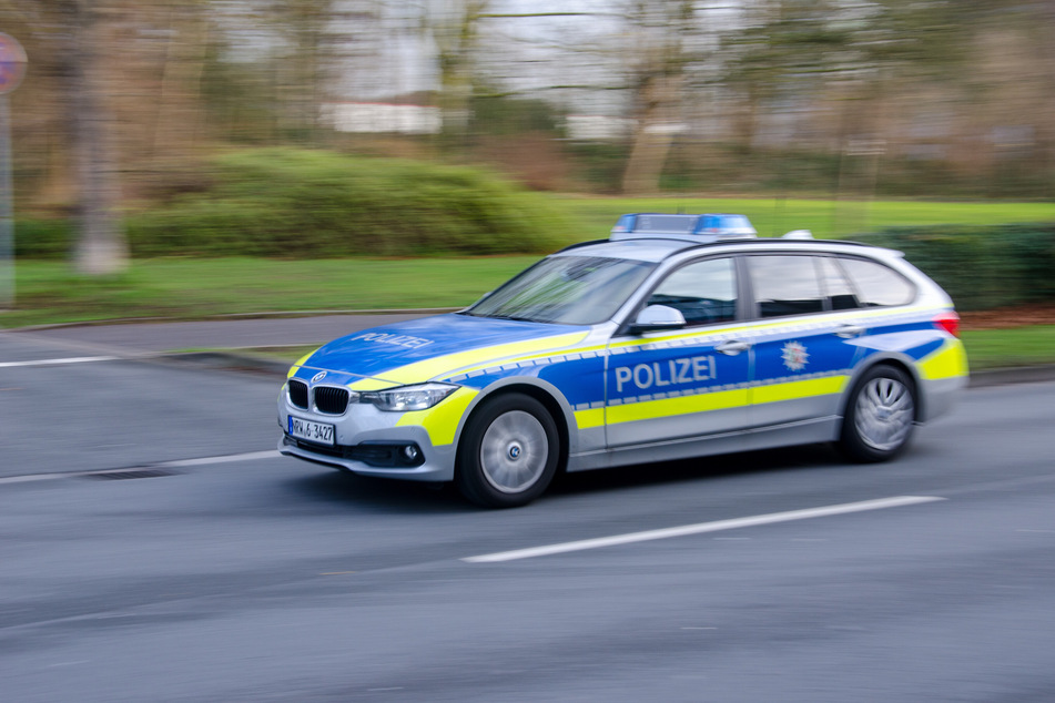 Als die Polizisten eintrafen, fanden sie den Mann (35) an einem Baum. (Symbolbild)