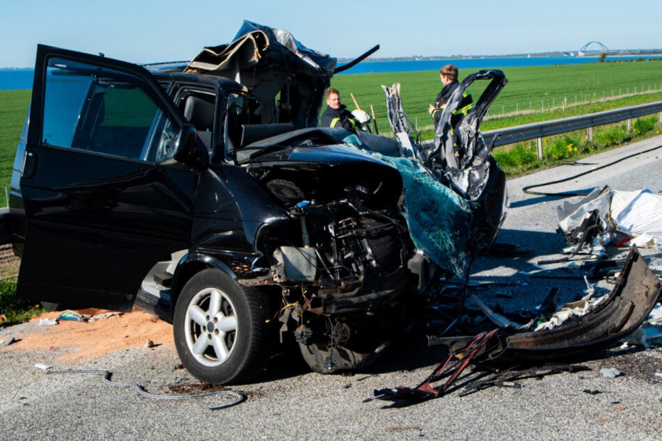 Der an dem Unfall beteiligte VW Multivan wurde durch die Kollision völlig zerstört.