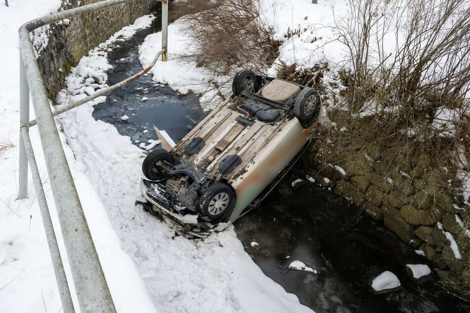 Bevor die 29-Jährige einen Abgang in den Graben machte, durchbrach sie mit ihrem Auto ein Geländer am Straßenrand.