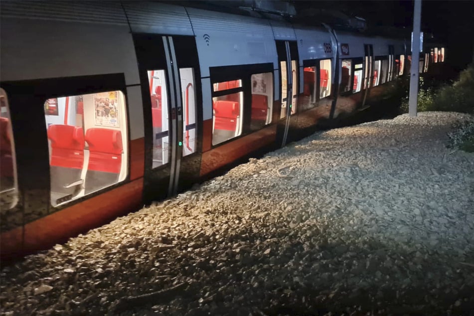 Nach Unwetter: Regionalzug von Schlammlawine eingeschlossen