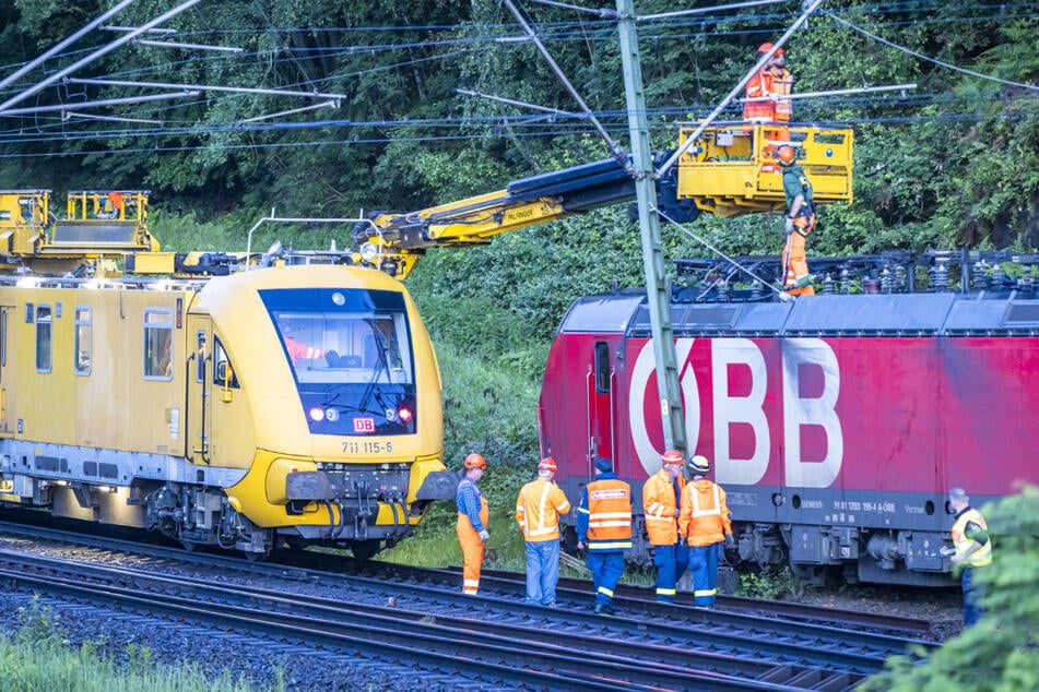 Lok fährt bei Rangierfahrt gegen Prellbock und entgleist: THW und Polizei im Einsatz