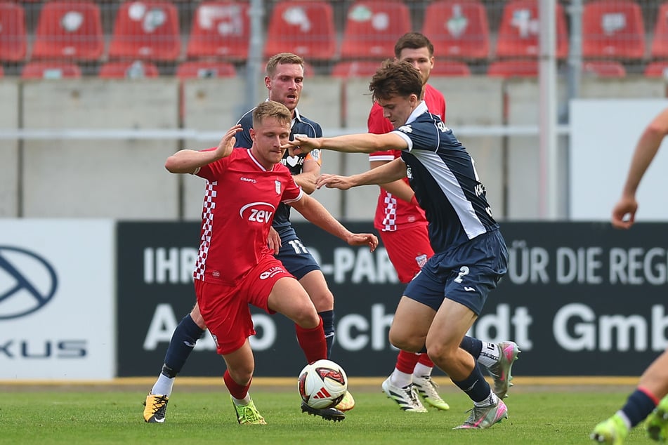 Der Zwickau Daniel Haubner ist am Ball, Maximilian Kalckreuth will die Kugel aber auch.