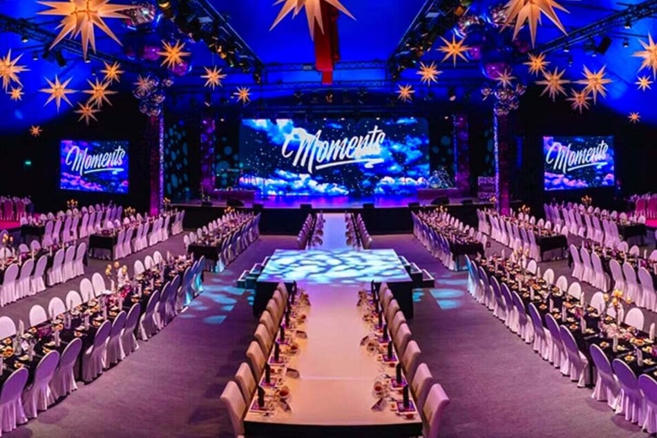 Zentral im Chapiteau thront der 20 Meter lange Mitteltisch, umrahmt von 550 Sitzplätzen.