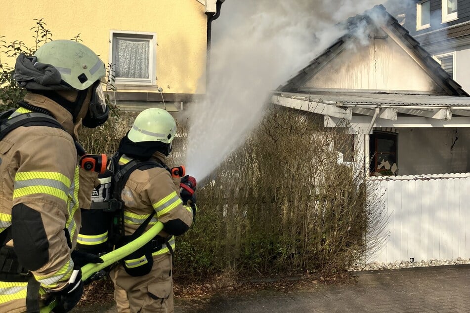 Die Kameraden löschten den Brand von außen, da ein Betreten des Gebäudes nicht mehr möglich war.