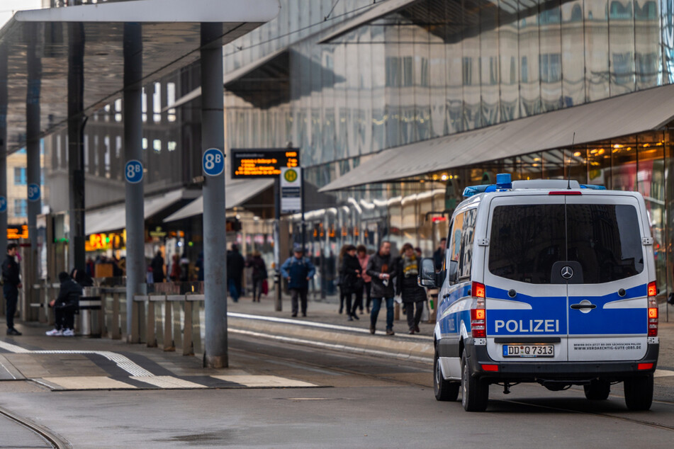 Die Polizei sucht Zeugen nach einem Reizgas-Angriff im Bereich der Zentralhaltestelle in Chemnitz. (Archivbild)