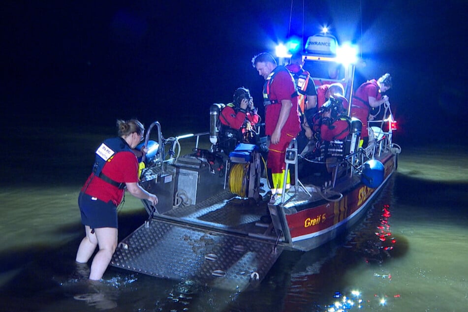 Polizei, Feuerwehr und DLRG suchten am Samstagabend in der Elbe nach einem vermissten Mann.