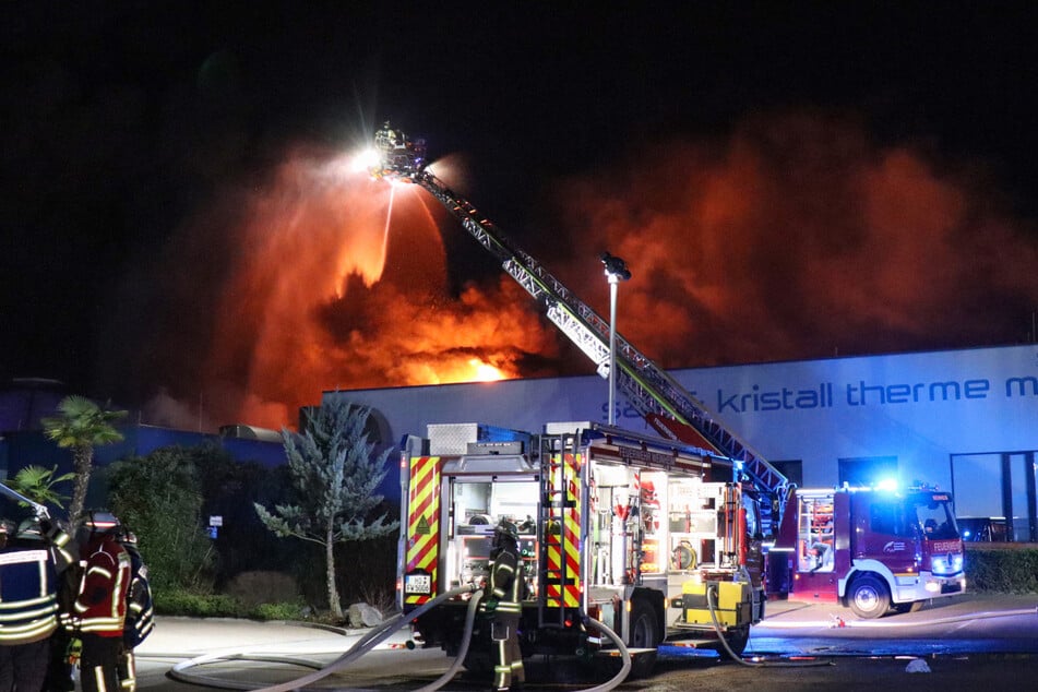 Die Flammen schlugen in der Nacht auf Montag aus dem Gebäude.