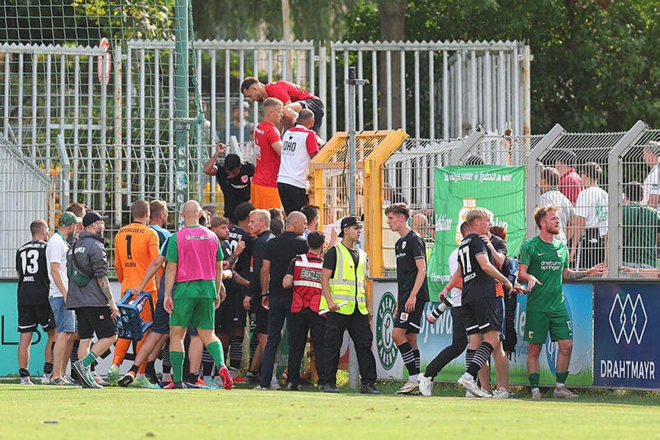 Greifswalder Spieler und Teammitglieder waren teilweise über den Zaun in den Block geklettert.