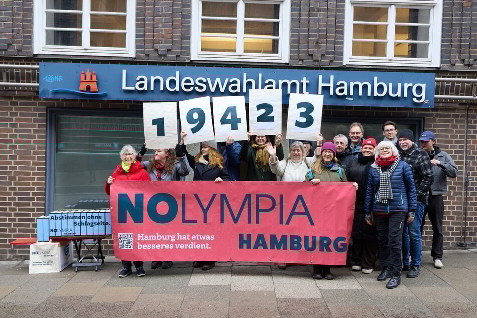 Teilnehmende der Initiative "NOlympia" am Samstag vor dem Landeswahlamt.