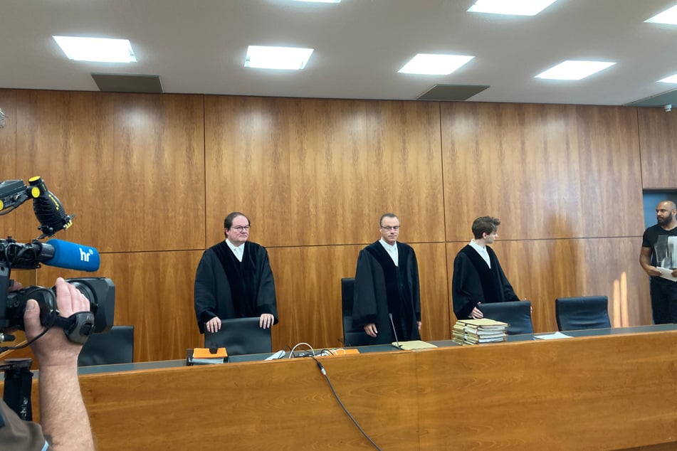 Der Mordprozess findet vor der 1. Großen Jugendkammer des Landgerichts Kassel statt und wird von dem Vorsitzenden Richter Jürgen Dreyer (M.) geleitet.