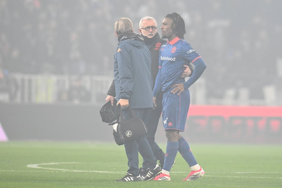 Elye Wahi (23, r.) hat sich im Spiel gegen Olympique Lyon verletzt.