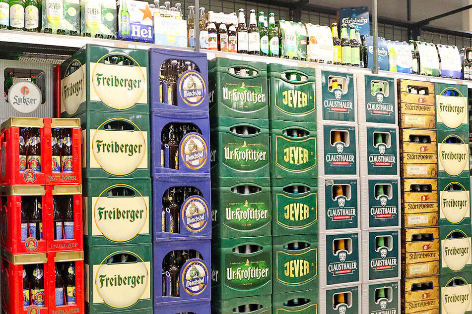 Ausgewählte Kästen regionaler Biere gibt's bei Getränkewelt aktuell für unter 10 Euro.