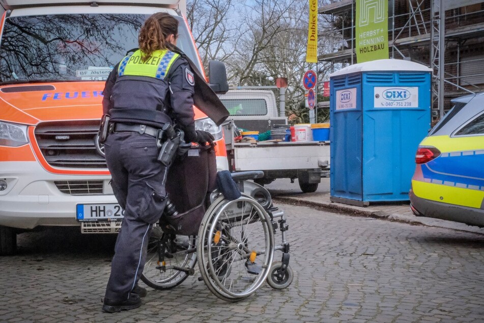 Eine Beamtin der Polizei Hamburg sichert den Rollstuhl. Wie es zu dem Unfall kommen konnte, wird zurzeit untersucht.