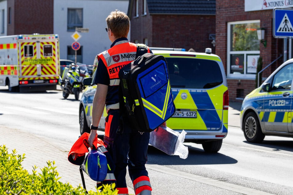 Rettungskräfte brachten den Verletzten in ein Krankenhaus.