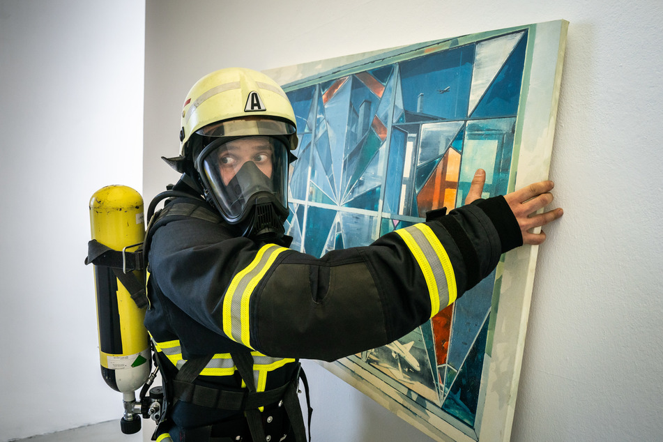 In einer Leipziger Galerie bricht Feueralarm aus. Ein als Feuerwehrmann verkleideter Täter stiehlt eines der wertvollsten Bilder.