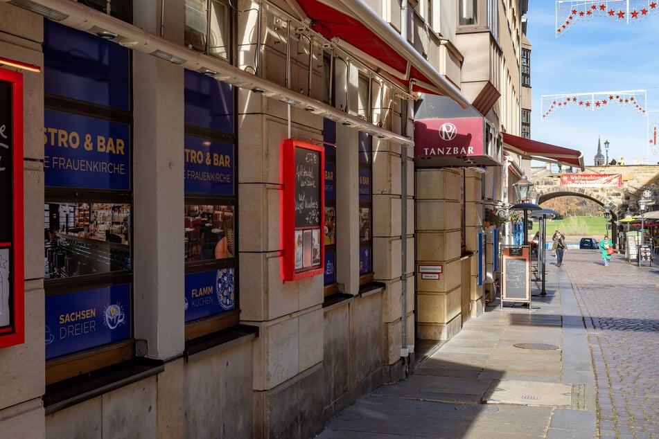 Gleich neben dem Hilton-Bistro geht es in der Münzgasse in den Keller zum neuen Club.