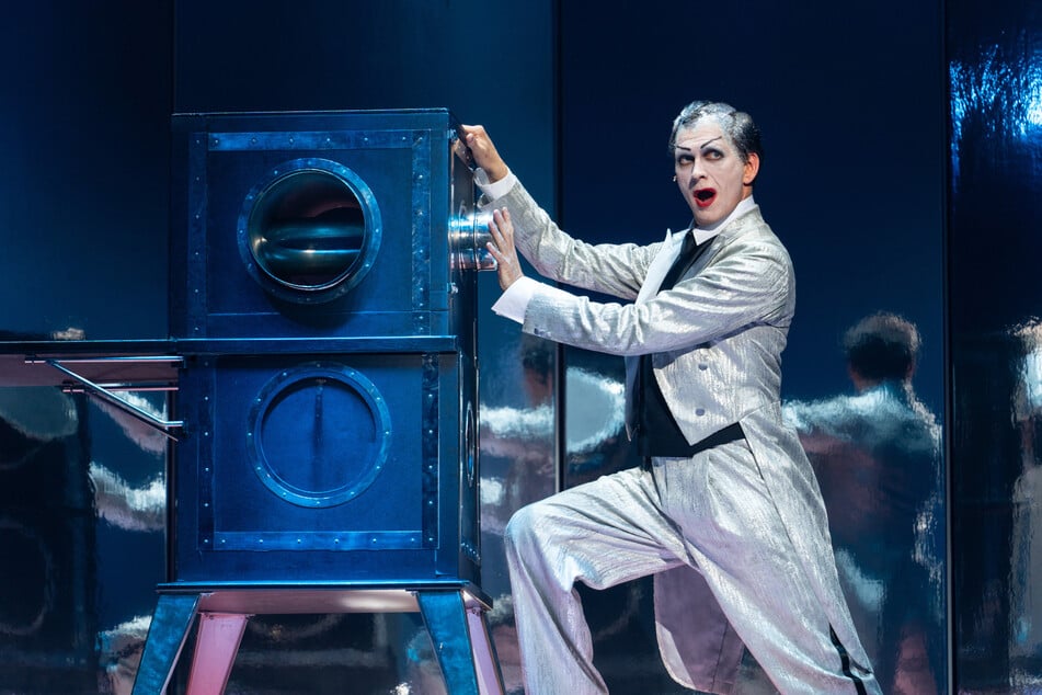 Sänger Marcus Günzel zauberte als Magier Kalanag in der Operette "Simsalabim" mit den Requisiten von Kaiser und Leubert.