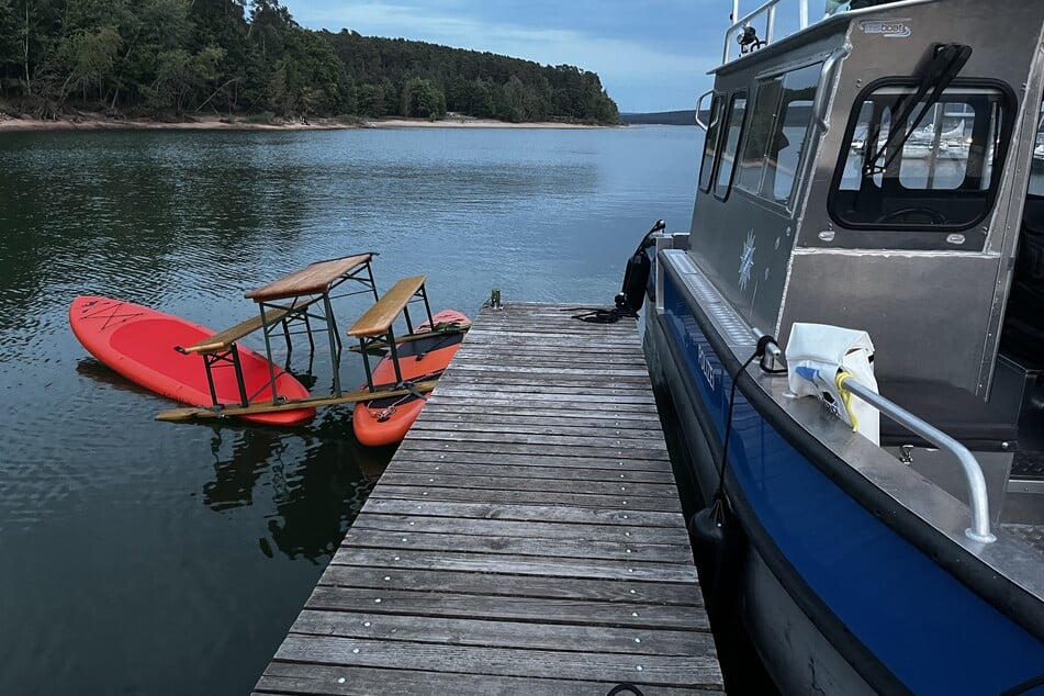 Die Konstruktion aus Surfbrettern und einer Bierzeltgarnitur liegt an einem Steg am Brombachsee.