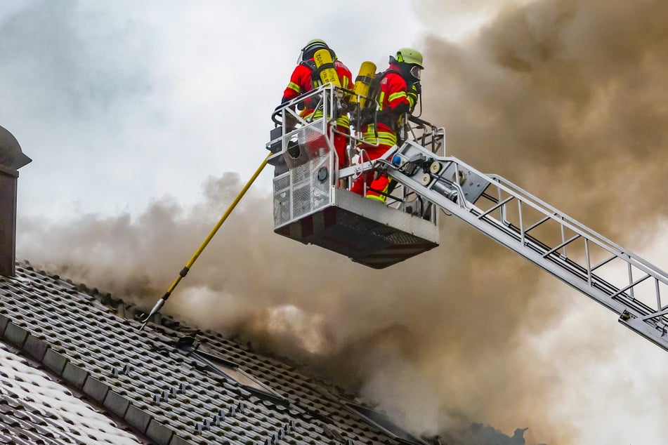 Die Rettungskräfte waren schnell am Brandort und mussten eine tote Person bergen.