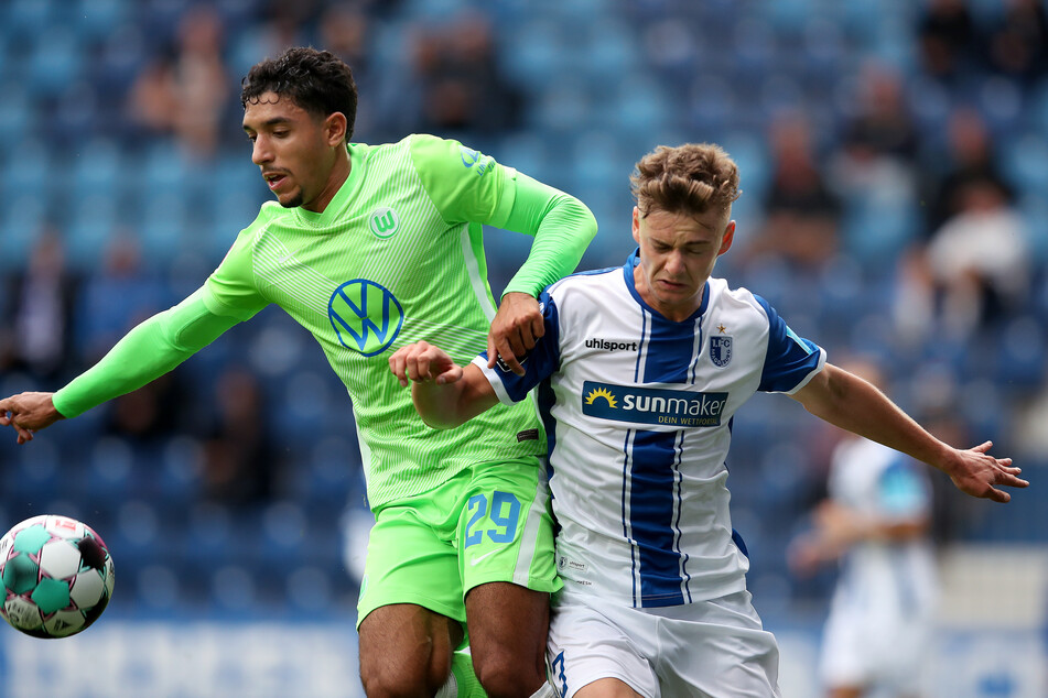 Omar Marmoush vom VfL Wolfsburg (l., hier gegen Magdeburgs Daniel Steininger) soll das Interesse des FC St. Pauli geweckt haben.
