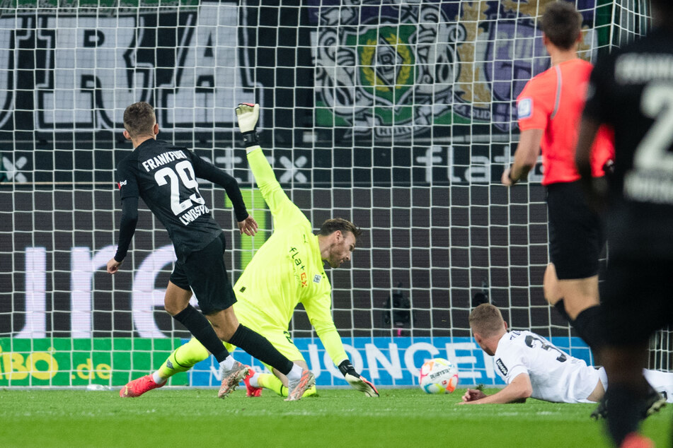 Nachdem er zwei Gladbacher Abwehrspieler alt aussehen gelassen hatte, netzte Jesper Lindström (l.) zur 1:0-Führung für Eintracht Frankfurt gegen Borussia Mönchengladbach ein.