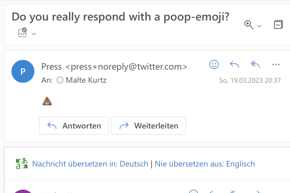 Keine Minute später gab direkt die automatisch generierte Antwort - ein lachendes Kackhaufen-Emoji.