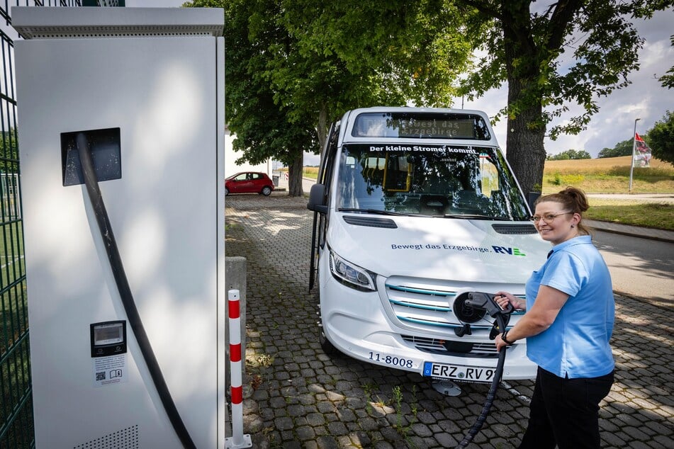 Busfahrerin Franziska Claußnitzer probt das Aufladen des neuen Stromers für die Gemeinde.