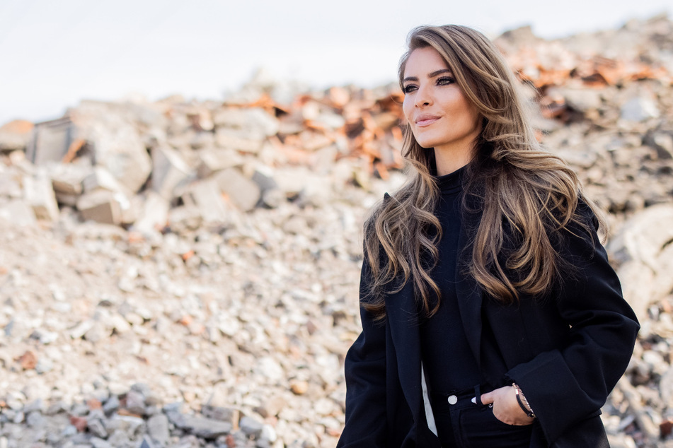Die Moderatorin Sophia Thomalla steht für die Kuppelshow "Are You The One" in Griechenland vor der Kamera.