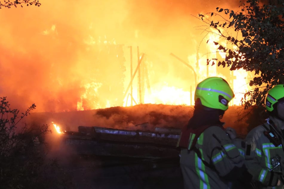 Die Berliner Feuerwehr musste am frühen Donnerstagmorgen zu einem Großbrand nach Britz anrücken.