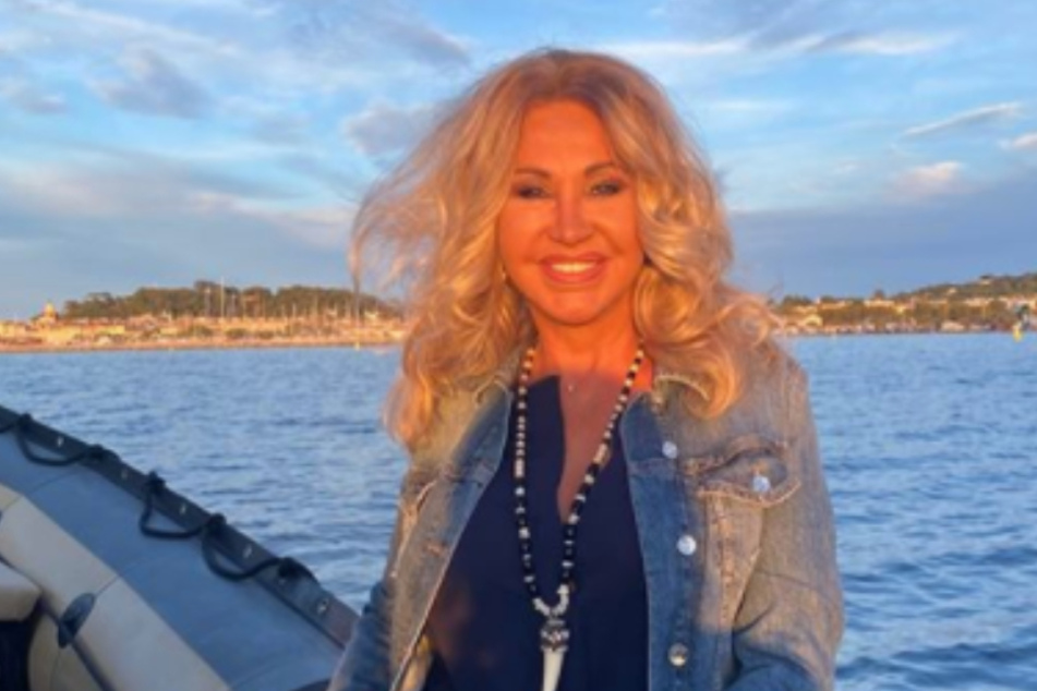 Carmen Geiss (55) hat die Kulisse Italiens gegen einen spacigen Weltraum-Look eingetauscht.