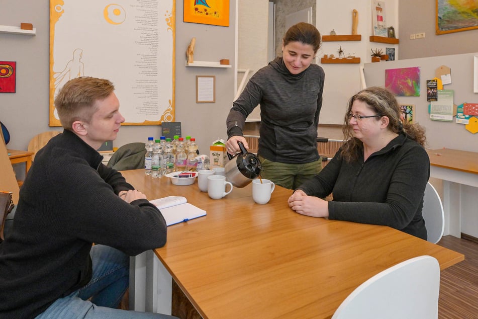 Im offenen Begegnungsraum kommen die Helfer ins Gespräch, an Samstagen ist der Andrang besonders groß.