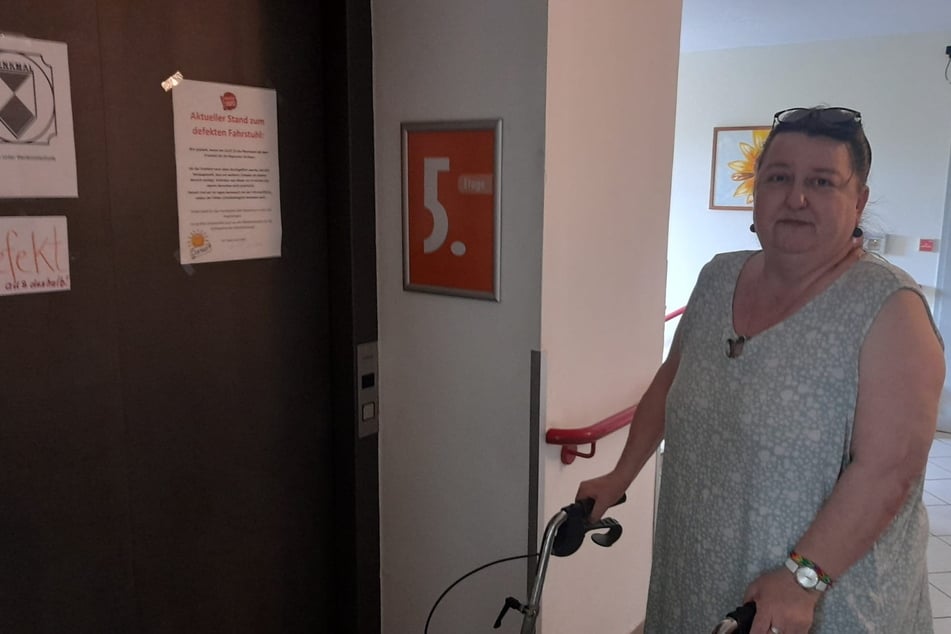 Heike Lehmann (57) ist auf ihren Rollator angewiesen und kann seit sechs Wochen höchstens den Flur im fünften Stock entlangspazieren.