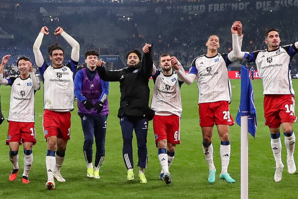 Fröhliche Gesichter: Ludovit Reis (23, r.) und Masaya Okugawa (27, l.) feierten gegen Schalke ihr Comeback bzw. Debüt für den HSV.
