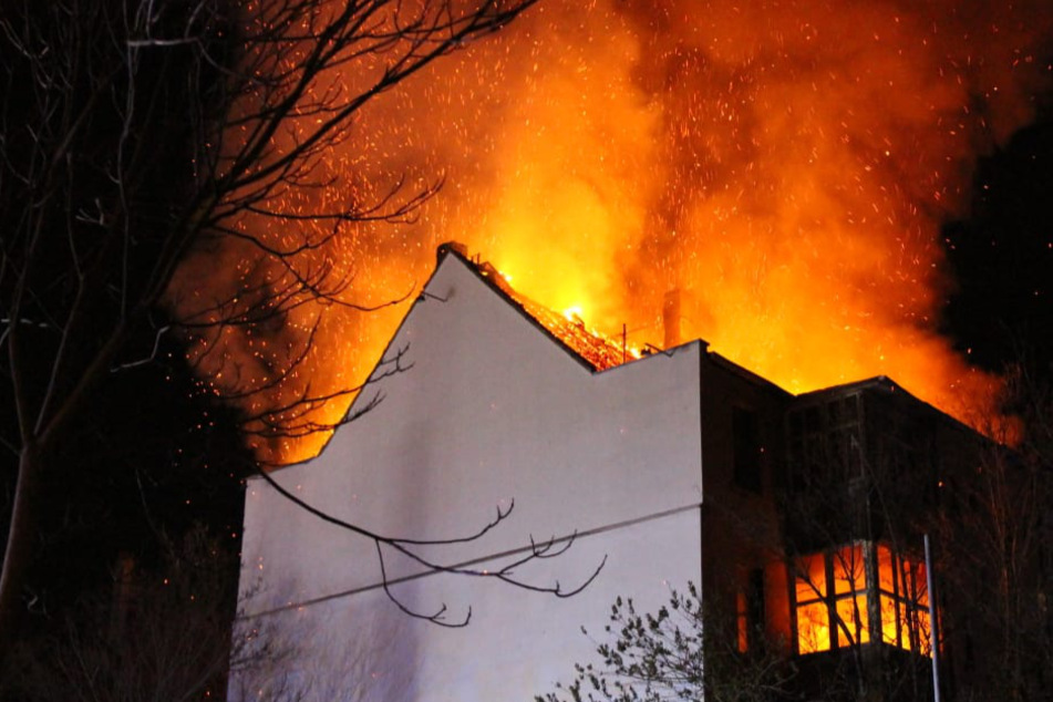 Leipzig: Leipzig: Großbrand zerstört komplettes Wohnhaus