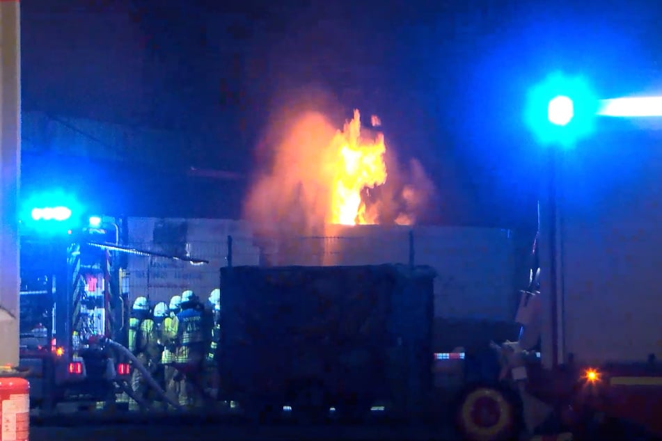 Die Feuerwehr verhinderte ein Übergreifen der Flammen.