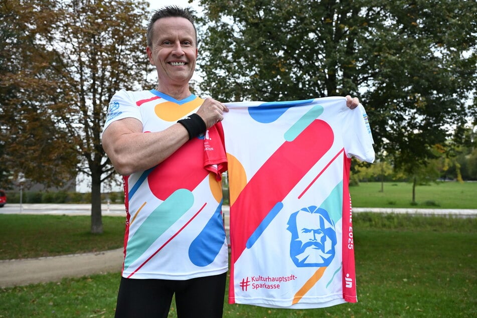 Michael Kreuzkamp (55), Vorstandsvorsitzender der Sparkasse Chemnitz, präsentierte das offizielle Lauf-Shirt des Kulturhauptstadt-Marathons.