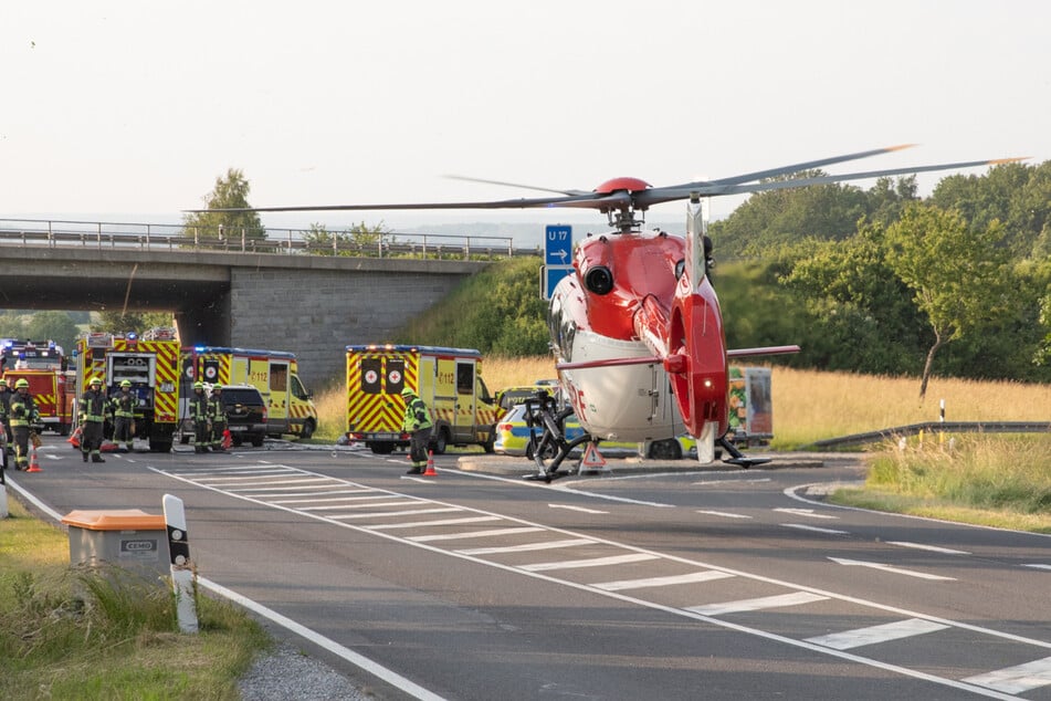 Ein Rettungshubschrauber flog zur Unfallstelle.