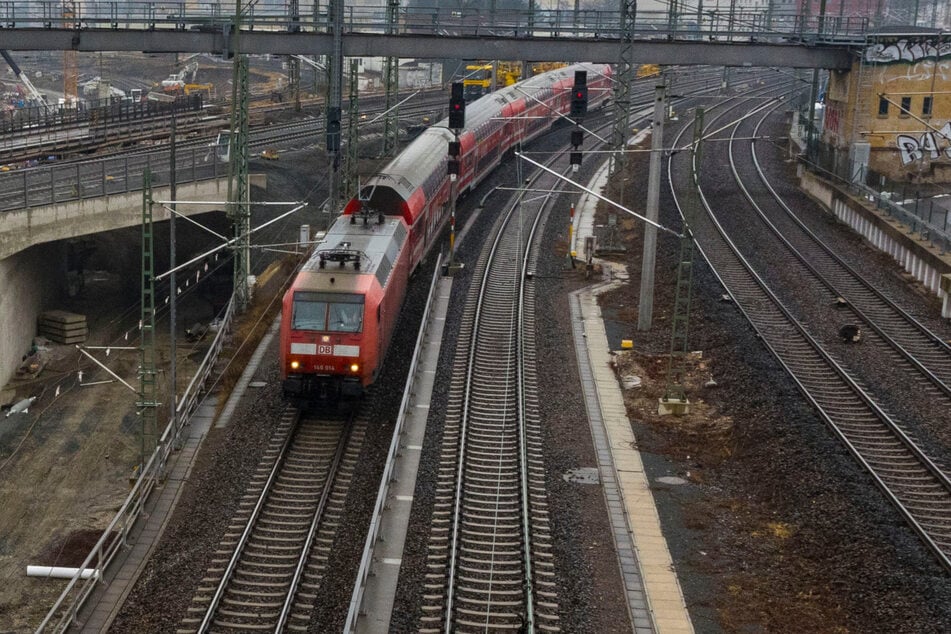 Dresden: Bahnverkehr in Dresden plötzlich unterbrochen: Grund ist kurios