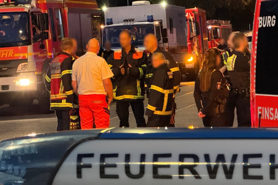 Hamburg: Feuerwehr und Polizei im Großeinsatz: Person im Wasser entdeckt?