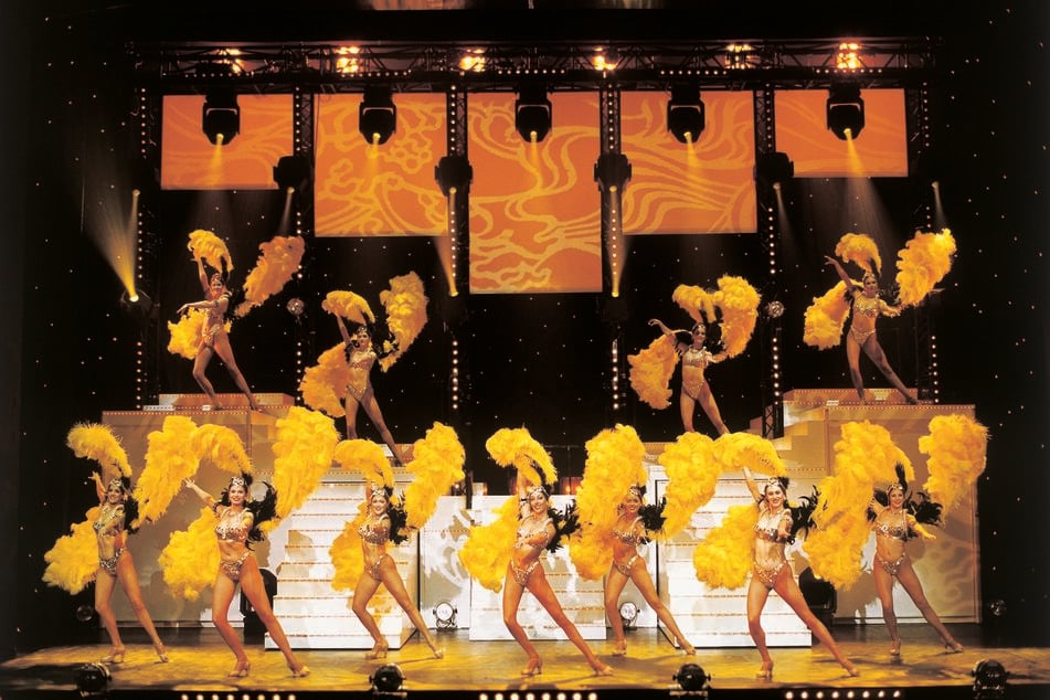 The 25th anniversary of the 'Lido de Paris' was celebrated.