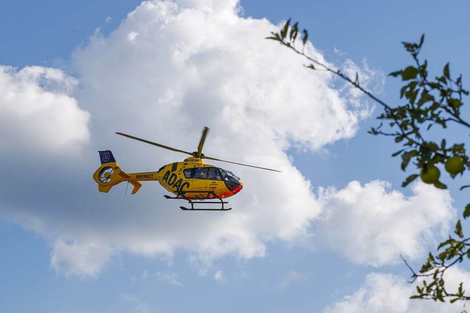 Der Fahrer wurde mit einem Hubschrauber in ein Krankenhaus gebracht.