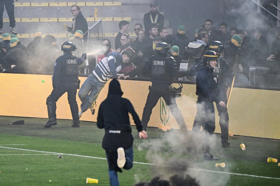 Die Platzstürmer wurden unter anderem durch den Einsatz von Tränengas wieder in den Block gedrängt.