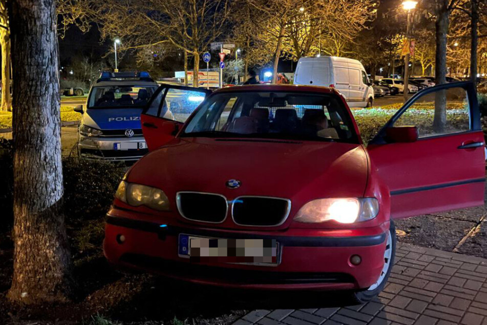 Die Polizei lieferte sich eine Verfolgungsjagd mit zwei Dieben (24, 29) in dem roten BMW, der sichergestellt wurde.