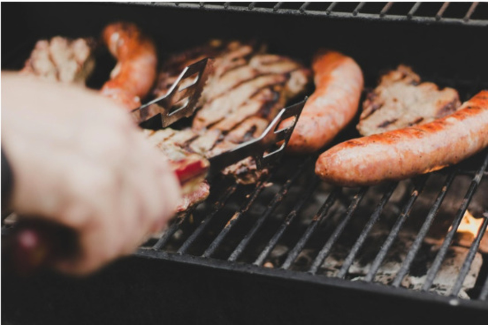 Würstchen, Steaks und Vegetarisches landet auf dem Grill im Biergarten des Felsenkellers.