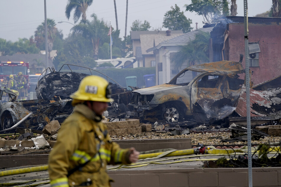 Bilder zeigen das Chaos, das ein Flugzeugabsturz in Kalifornien anrichtete.