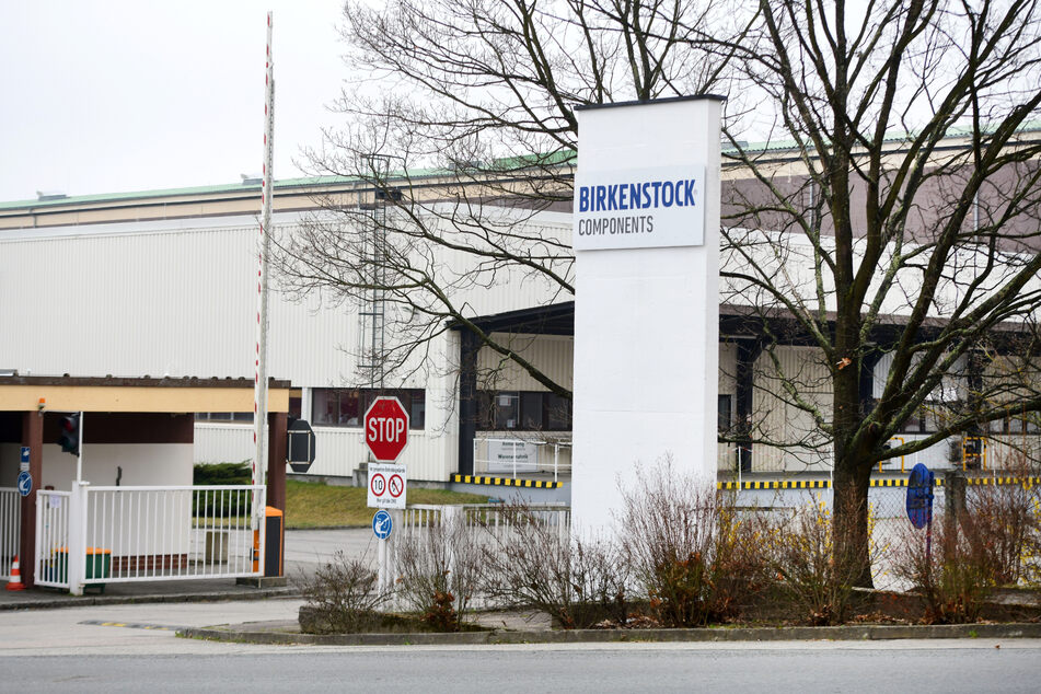 Über 800 Mitarbeiter hat das Birkenstock-Werk in Bernstadt - so kam die hohe Summe zustande.