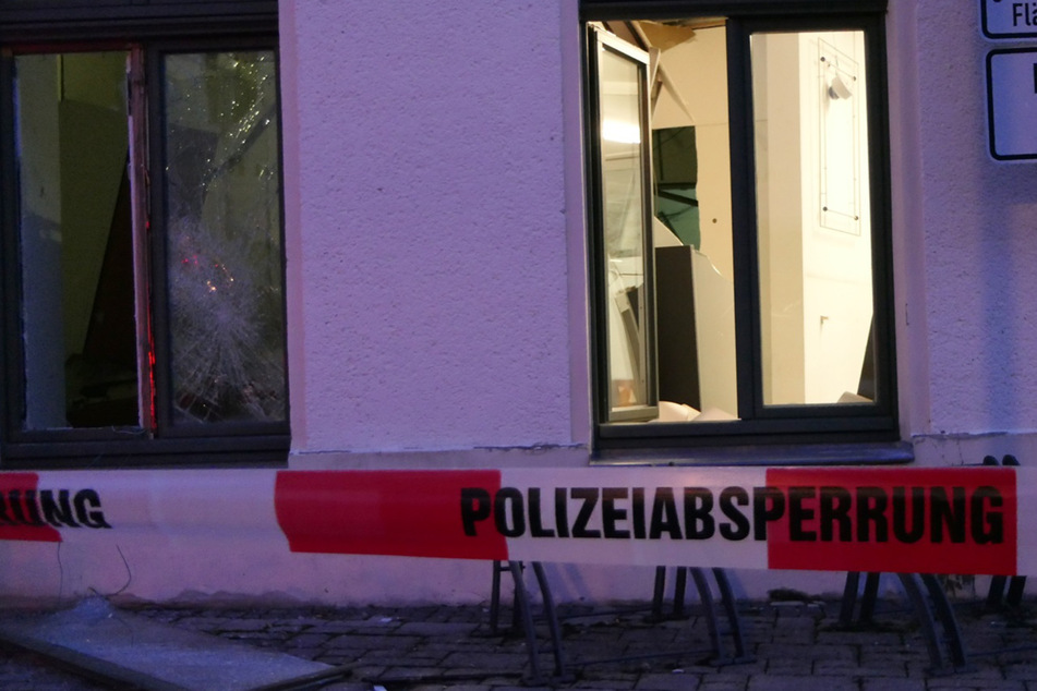 Leipzig: Verwüstung nach Explosion im Landkreis Leipzig: Geldautomat in Sparkasse gesprengt